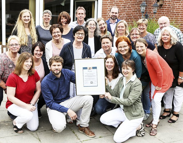 Die Mitarbeiter der Kreisvolkshochschule im Landkreis Harburg freuen sich über die erfolgreiche 
Zertifizierung | Foto: Landkreis Harburg
