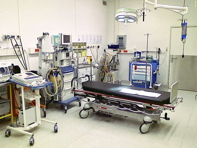 Schockraum einer Notaufnahme: Die hochwertige medizinische Ausstattung der Ambulanzen wird immer öfter für Bagatell-Fälle genutzt