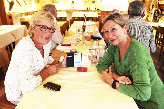 Gunda Kirstein (li.) und Susanne Jungblut überprüfen mit der Code-Check-App, ob sich in Kosmetikprodukten Mikroplastik verbirgt