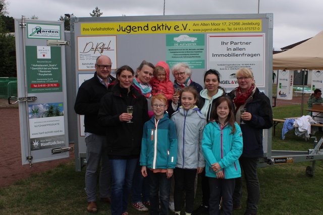 Freuten sich über die neue Hüpfburg (v. li.): Marcus Hellmer-Dorn (Gemeinde), Anne Dietrich, die Sponsoren Silke Finndorff mit Tochter Sinja (3) und Helga Rademacher sowie Ira Ibrahimi und Dörte von Elling (beide Jugend aktiv) und den Kindern (v.v.li.) Simon, Amelie und Ann-Kristin