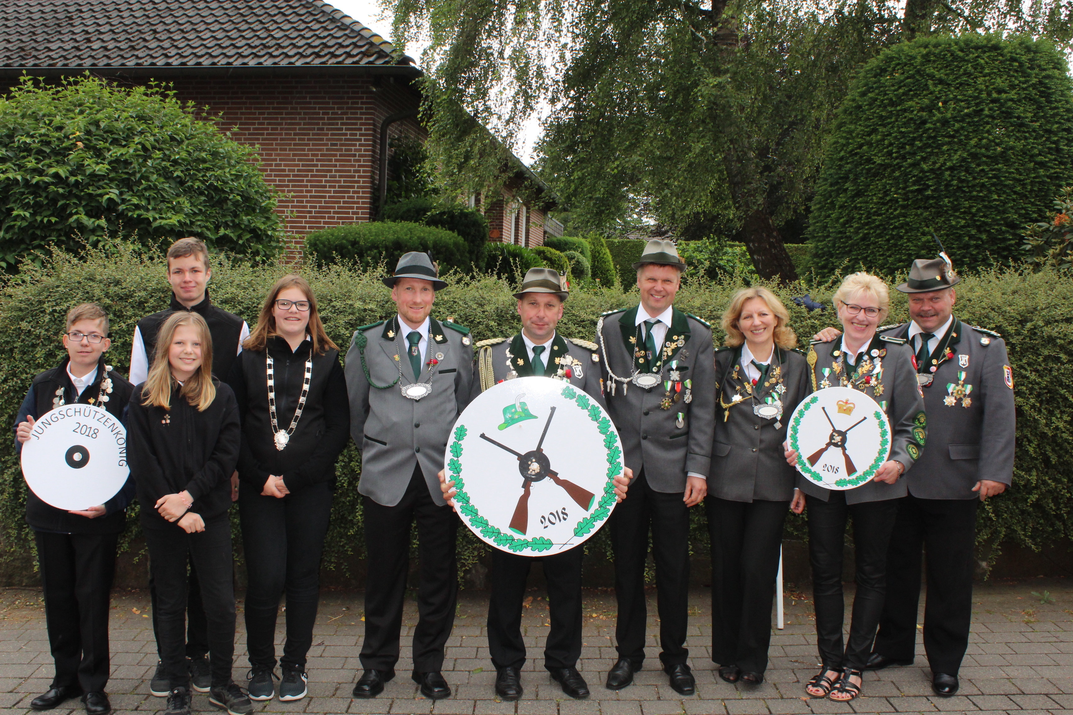 Alle Majestäten und Adjutanten auf einem Blick (v. li.): Niklas Thomas, Justina Sander, Thies Ketzenberg, Emma Tiedemann, Cord Mädge, Frank Mädge, Christian Fedders, Thora Botschafter, Conny Pinno und Edgar Buchholz