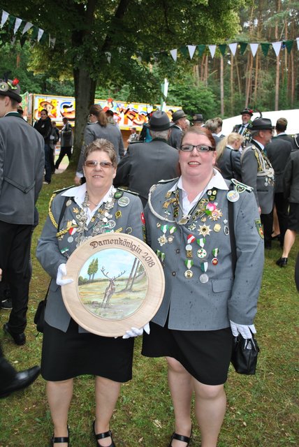 Majestätisches Duo: Damenkönigin Gabi Dettmering mit ihrer Tochter und Adjutantin Claudia Wessels