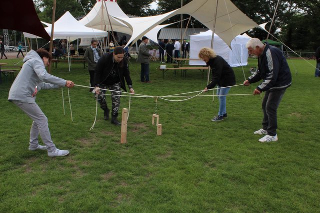 Mussten eine ruhige Hand haben (v. li.): Hedi Böckelmann, Sarina Schramke, Petra Ganzer (beide Kita Moorweg) und Hans Böckelmann