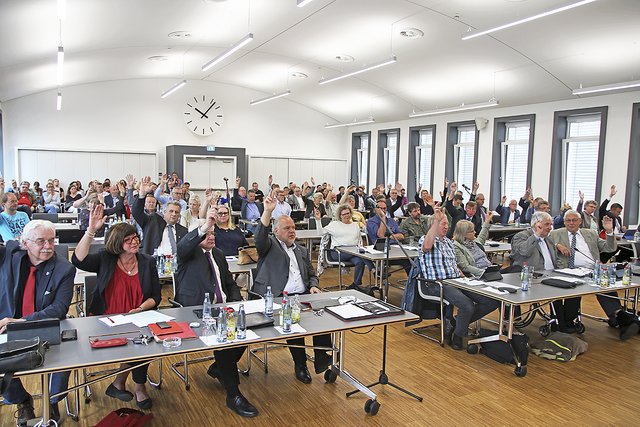 ... dann drinnen abgestimmt. Die SPD-Resolution fand eine breite Mehrheit    Fotos: jd
