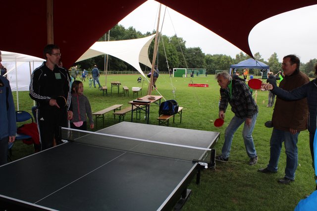 Bernd Jost (karierte Jacke) versuchte sich im Tischtennis