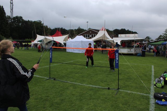 Spielten Badminton: Livia Ratzke (13, vorne) sowie Florian (hinten li.) und Hannah Schelberg (beide 17)