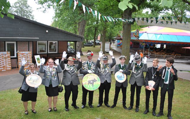 Großer Jubel: die neu gekürten Majestäten mit Adjutanten
