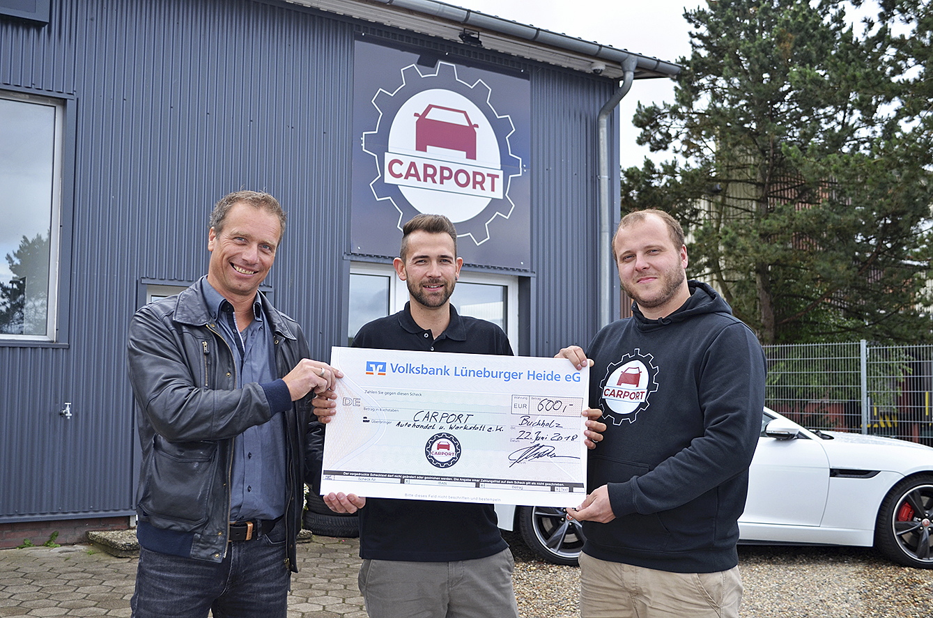 Thorsten Radde (li., KKI) bekam den Scheck von Manuel Kühl (Mitte) und Christoph Homberger überreicht (beide CARPORT)