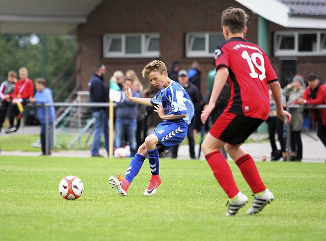 In dieser Szene kann Liam Falinski (li.) vom BFC den Ball noch vor dem Wulmstorfer Luca Weber abspielen