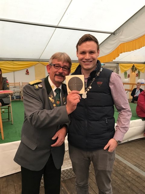 Schützenvereins-Präsident Thomas Schmütz gratuliert Bürgerkönig Erik Brose | Foto: Christina Lütchens