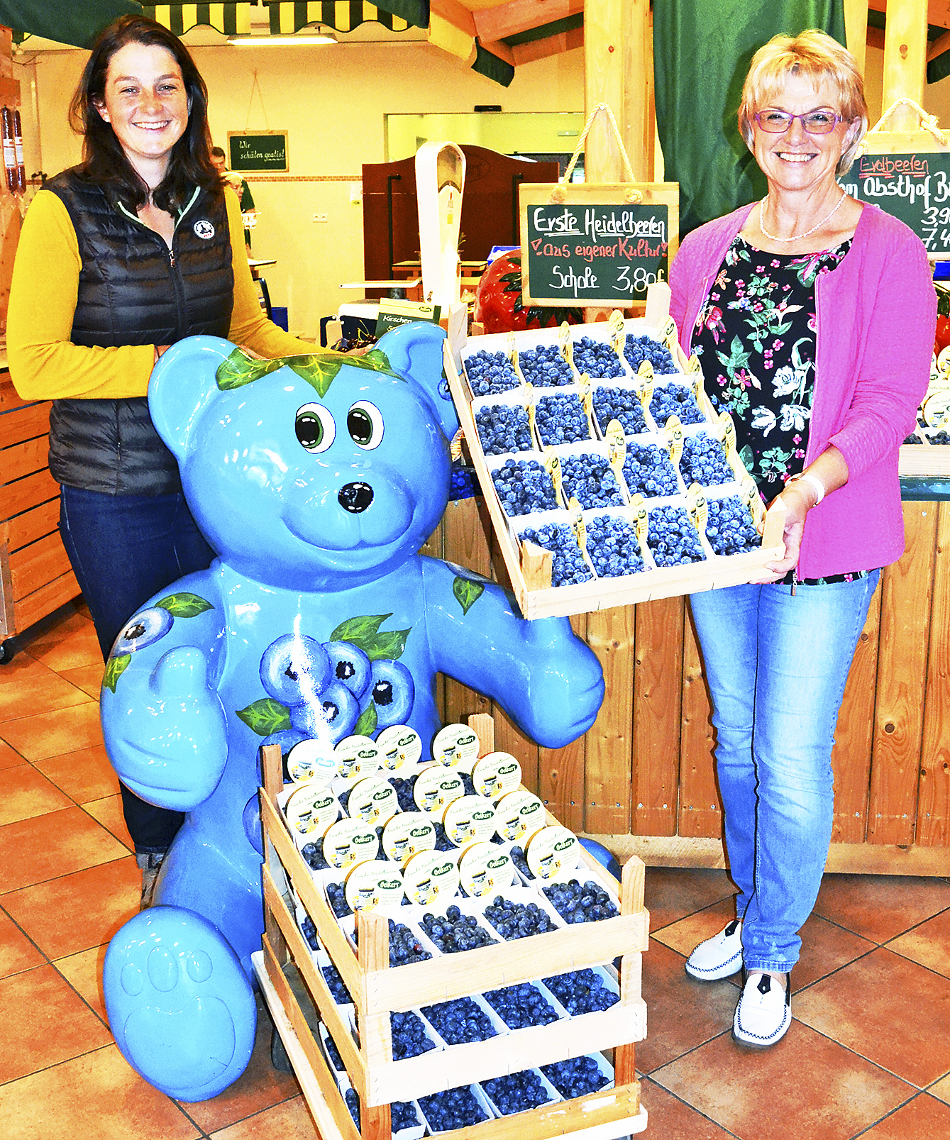 Angela und Rita Oelkers (re.) mit den frisch geernteten Heidelbeeren, die in diesem Jahr früher reif sind