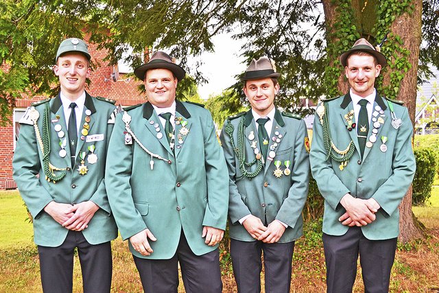 Der neue Kronprinz Alexander Gäding (2. v.li.) mit seinen Adjutanten (v. li.): Fabien Maack, 
Ole Voss und Jan Lohmann