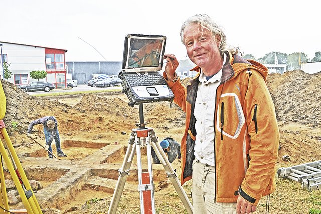 Grabungstechniker Willi Müller am 
digitalen Vermessungsgerät