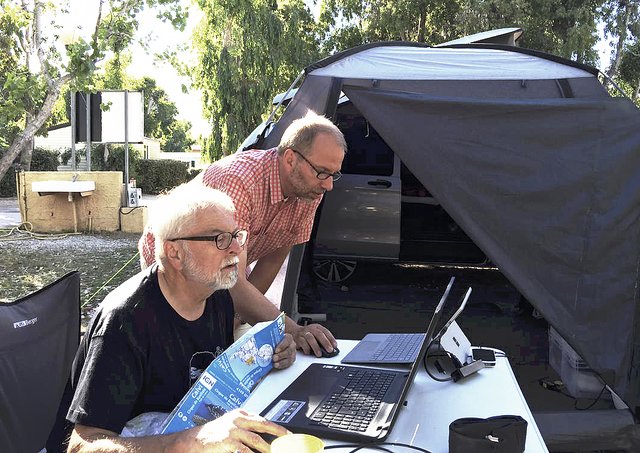 Wolfgang Quade (re.) und Wolfgang Günl bei der Planung der nächsten Tagestour