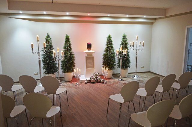 Die Feierhalle bietet Platz für circa 30 Personen