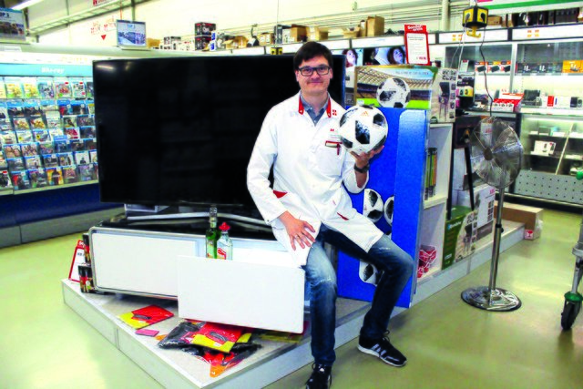 Fabian Dietrich mit dem
"Sound & Cool-Couchtisch"