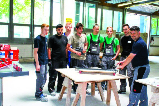 Angehende Fliesenleger lernen im TZH wichtige Berufsgrundlagen