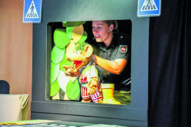 Verkehrs-Maus "Frieda" und eine Puppenspielerin