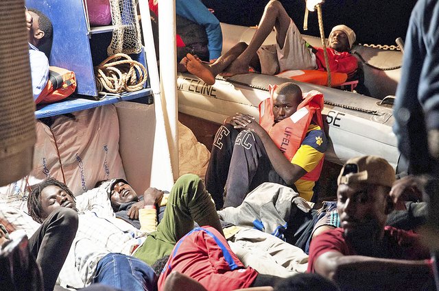An Deck der "Lifeline" herrschte drangvolle Enge. Die Geretteten mussten Tage ausharren, bis sie das Schiff verlassen durften | Foto: Lifeline/Hermine Poschmann