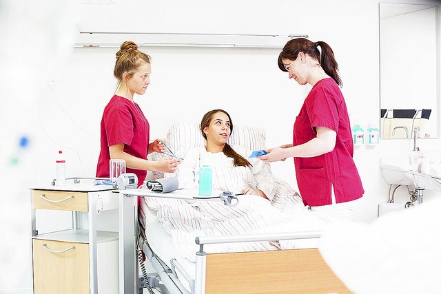 Der Beruf des Gesundheits- und Krankenpflegers verlangt fachliches Wissen und sehr viel Empathie | Foto: Krankenhaus Buchholz und Winsen gGmbH