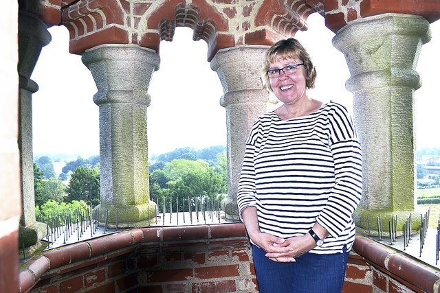 Küsterin Martina Beutler führte 
auf den Turm der Johanneskirche | Foto: bim