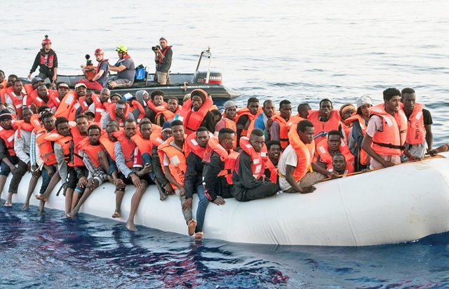 Mit einem überfüllten Schlauchboot wurden die später von der "Lifeline" aufgenommenen Flüchtlinge auf die gefährliche Reise übers Meer geschickt | Foto: Lifeline/Hermine Poschmann