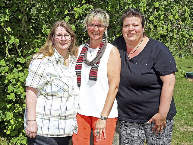 Die Damenkönigin Anja Dzösch (Mi.) mit den Adjutantinnen Line Schulz (li.) und Ira Ziessow | Foto: Schützenverein Hollenstedt