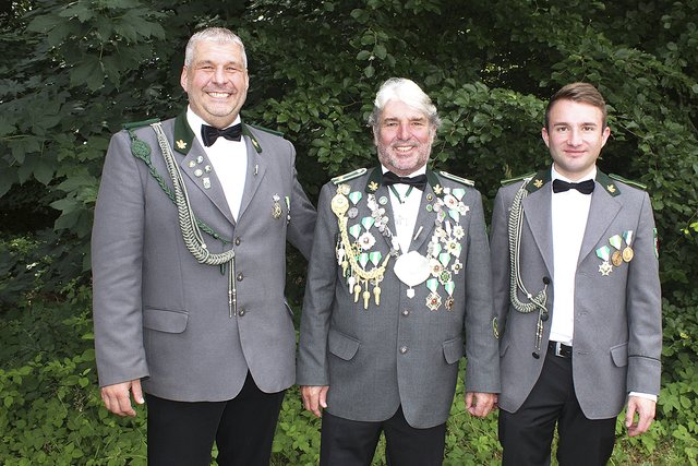 Pistolenkönig Willfried Kochanski (Mitte) mit seinen Adjutanten Thorsten Kowalik (li.) und Kevin Kochanski