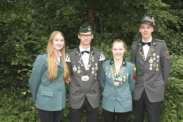 Die Jungschützenmajestäten Saskia Thiemann und André Ritscher (2. v. li.) mit den Adjutanten Alexandra Pfersching (li.) und Christoph Hauschild