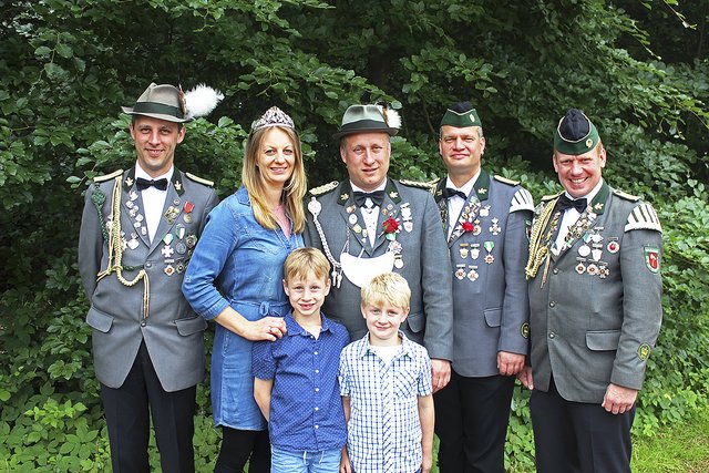 Adjutant Till Wedel (v. li.), Königspaar Wiebke und Daniel Kummer mit ihren Söhnen, Adjutanten Matthias Henke und Lars Kröger