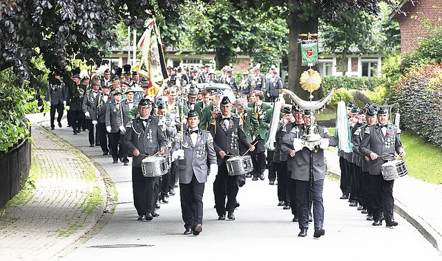 Immer wieder beeindruckend: der Ummarsch | Foto: Schützenverein Hollenstedt