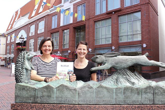Die Macherinnen Ilka Brüggmann (li.) und Aenne Heins mit ihrem druckfrischen Buch "Fabelhaftes Buxtehude" | Foto: wd