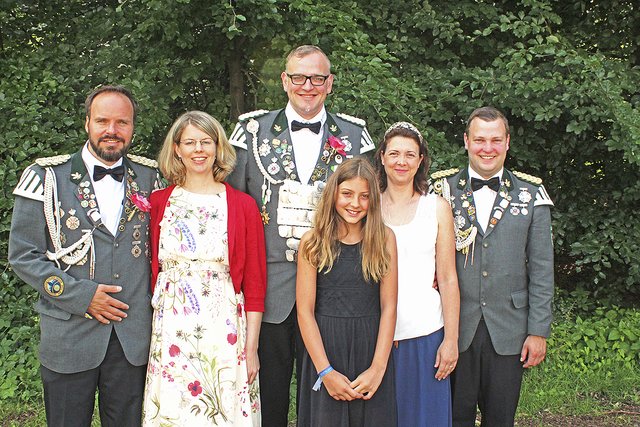 Vizekönig Marc Strube mit Königin Nicole und Tochter Joline (Mitte) sowie den Adjutanten Peter Deutsch mit Sarah Steiner (li.) und René Kochanski