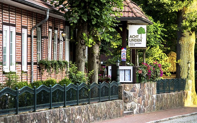 Seit fünf Generationen wird das Hotel "Acht Linden" von der Familie Kruse geführt.  Das Vier-Sterne-Haus ist weit über die Grenzen des Landkreises bekannt