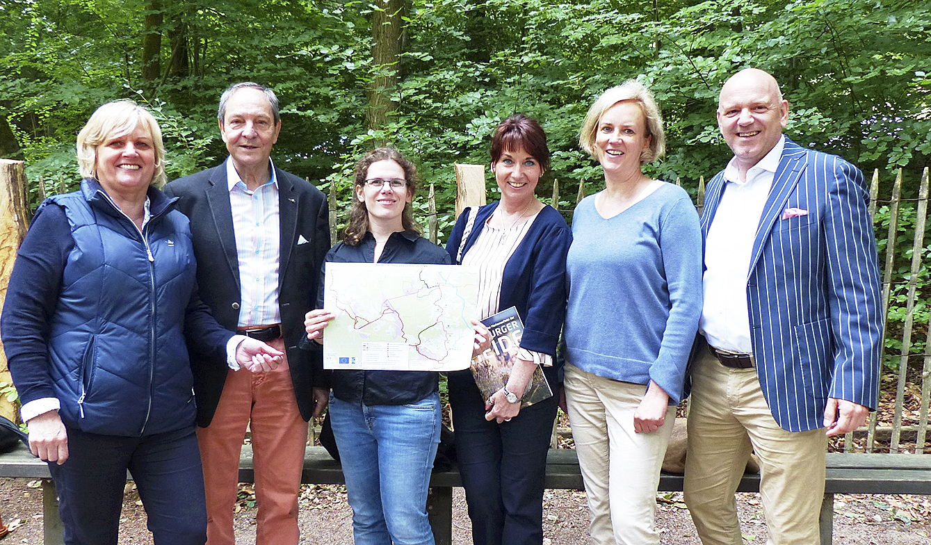 Touristiker freuen sich über die neuen Abreißblöcke (v. li.):
Waltraud Giese (TI Bispingen), Harry Schwandt (TI Undeloh), Hanna Fenske (Naturpark Lüneburger Heide), Babette Suhr (LHG), Anja Wünnecke (TI Egestorf) und Ulrich von dem Bruch (Lüneburger Heide Tourismus)
