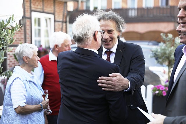Hans Joachim Mencke (Vorsitzender des CDU-Ortsverbandes und Kreistagsmitglied) gratulierte Walter W. Kruse zum Geburtstag