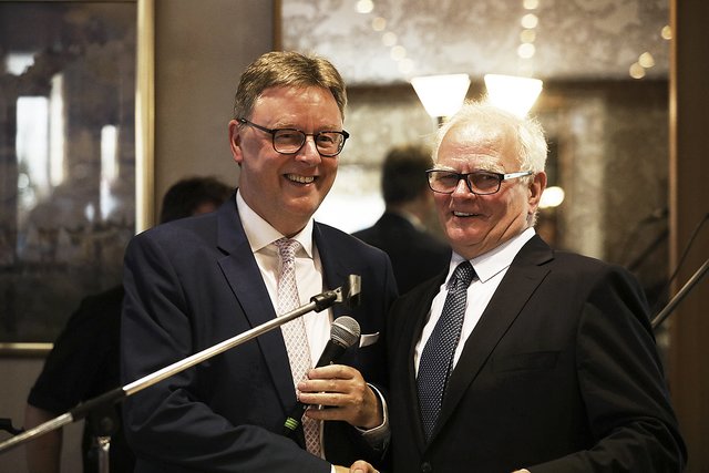 Der Bundestagsabgeordnete Michael Grosse-Brömer (li.)
gratulierte Walter W. Kruse zum Geburtstag