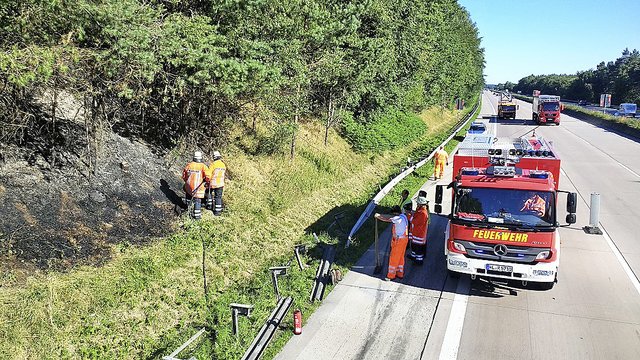 Ein Flächenbrand an der A7 im Landkreis Harburg 
war zum Glück schnell gelöscht   Foto: Feuerwehr