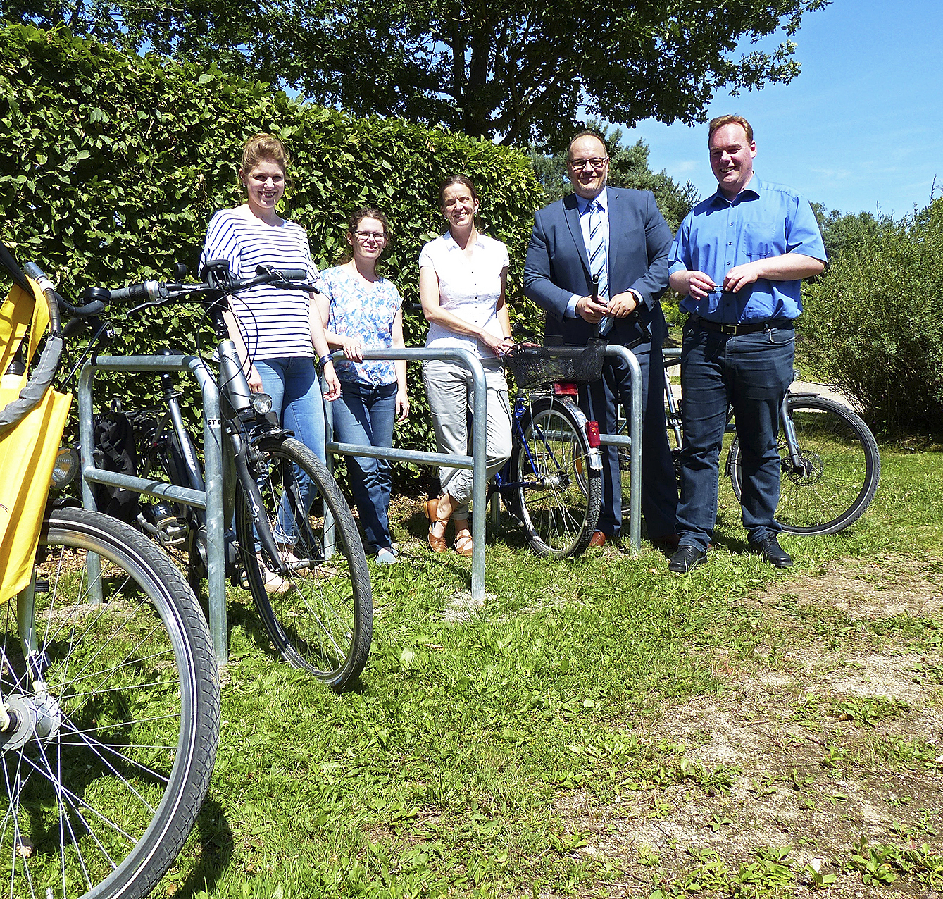 Freuen sich über die neuen Fahrradbügel (v. li.): Die Regionalmanagerinnen Annika Lacour und Hanna Fenske, Landkreismitarbeiterin Mareile Kleemann, Erster Kreisrat Kai Uffelmann und Winsens Bürgermeister André Wiese
