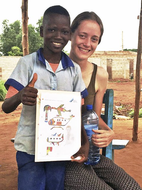 Theresa Schmidt nach der Malstunde mit einem der Kinder in Benin