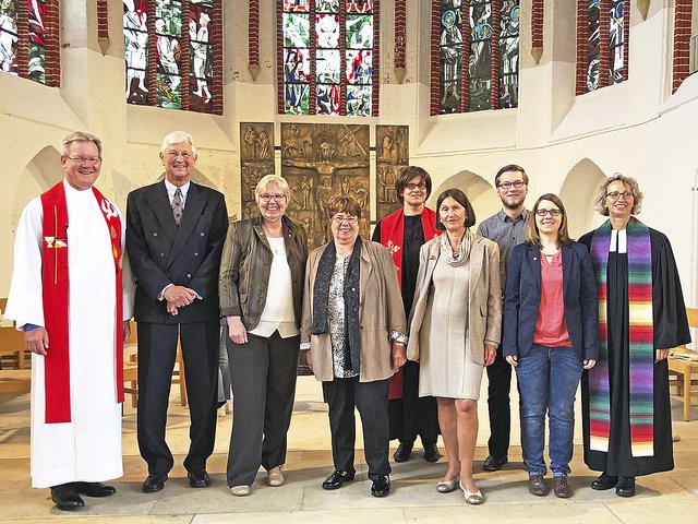 Die ausgeschiedenen Vorstandsmitglieder mit den Pastoren (v. li.): Markus Kalmbach, Werner Brümmerhoff, Hildegard Rosczyk, Erika Spende, Simone Uhlemeyer-Junghans, Wara-Juliane Mahling, Nico Beecken, Flore Duda und Ulrike Koehn | Foto: St. Marien-Kirchengemeinde Winsen