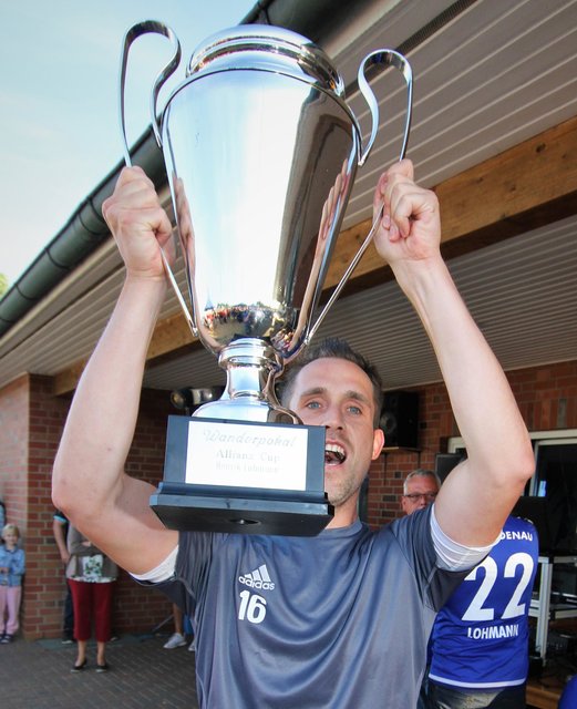 Der Estetaler André Behrens jubelt mit der Trophäe