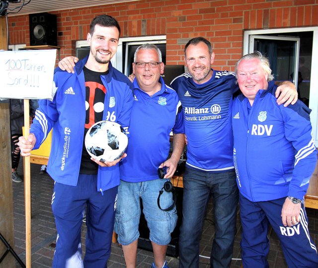 Der Heidenauer Mannschaftsführer Stephan Ronge (ganz li.) nahm die Glückwünsche zum dritten Rang seiner Mannschaft von (v.l.): Jürgen Tödter, Henrik Lohmann und Rolf Di Vito entgegen