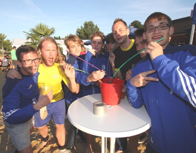 Auch gefüllte Eimer und Strohhalme standen parat