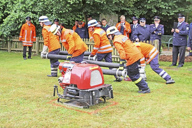 Beim Wettkampf: die Oldershausener Wehr beim Aufbau einer Saugleitung