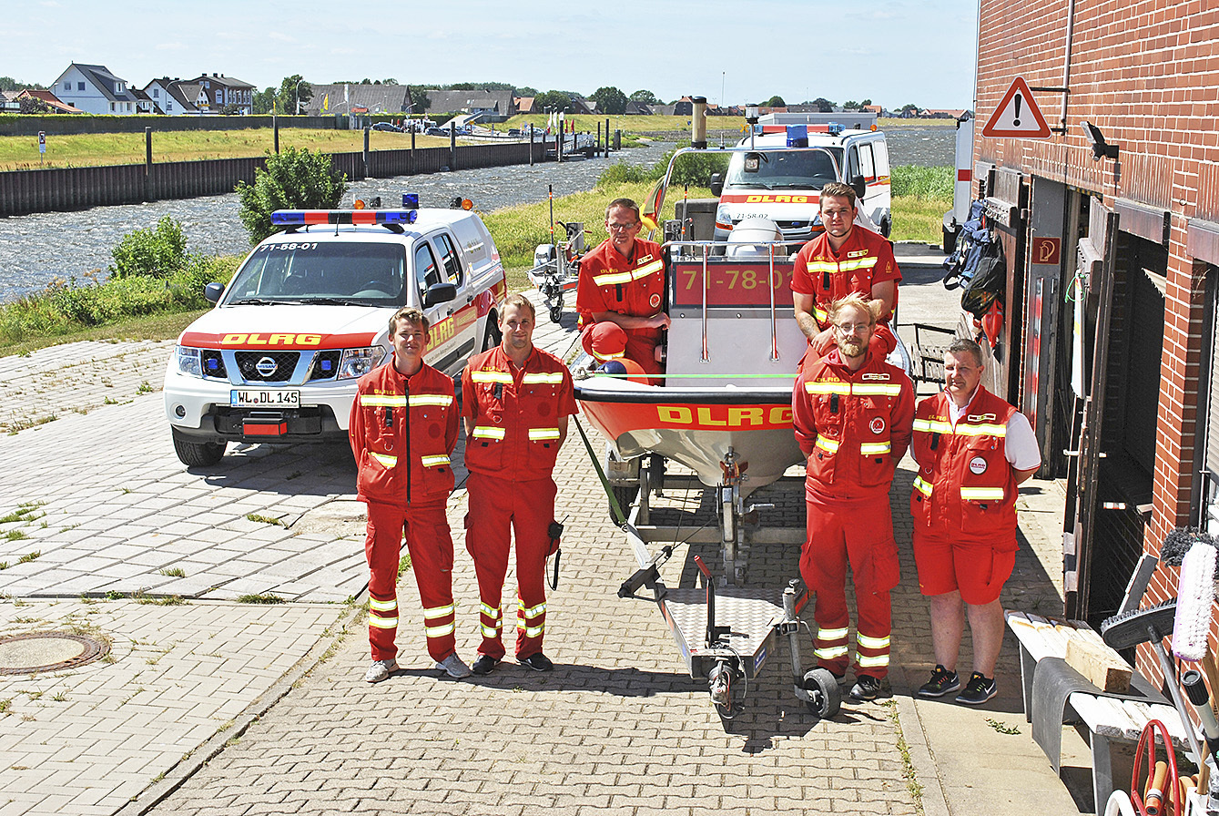 Brauchen einen Ersatz für ihr Rettungsboot (v. li.): Marcel Meinke, Jan Brinckmann, Nils Meinke, Niklas Meinke, Philipp Schlichting und Petra Menke von der DLRG Winsen Foto: ce