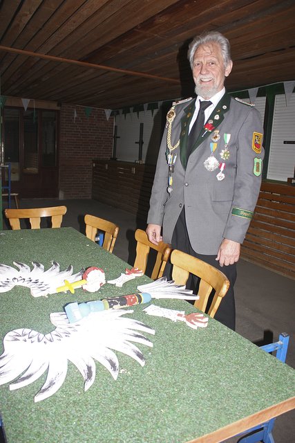 Er baute den Vogel: 
Wolfgang Mäntele mit den 
abgeschossenen Teilen