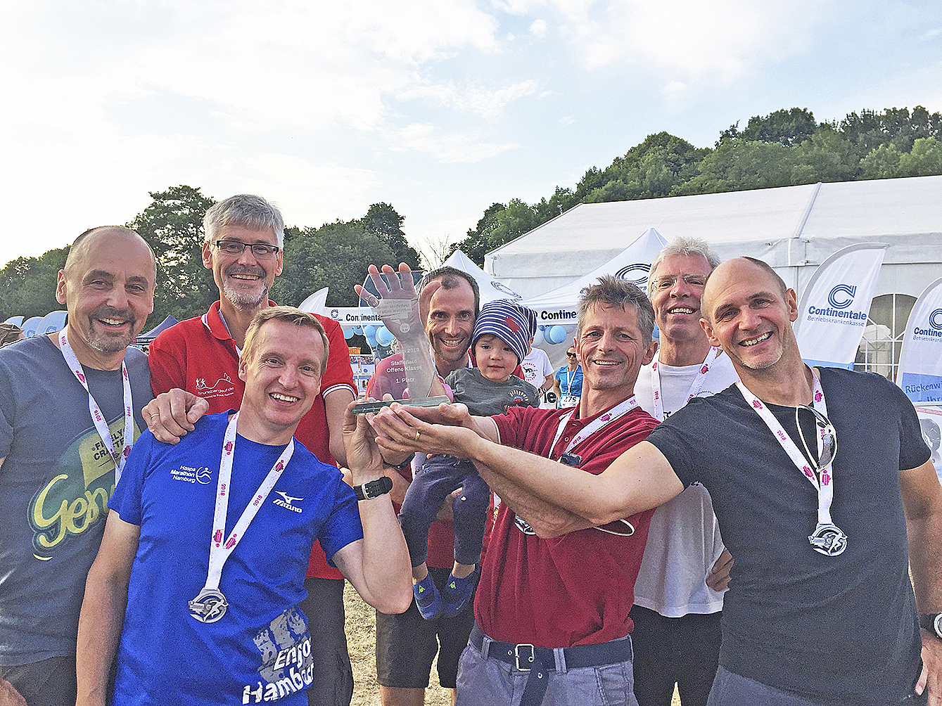 Die Laufgruppe Brunsberg, zu der Brunsberglauf-Mitorganisator Armin Schneider (hinten, 2. v. li.) gehört, siegte jüngst beim Heide-Staffellauf