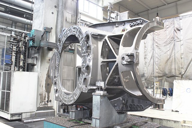 Nach dem Gießen erfolgt die Metallverarbeitung, z.B. Fräsen und Bohren