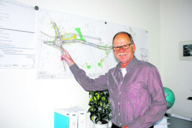 Fachbereichsleiter Jürgen Steinhage zeigt es: Auch der neue Kreisel an der Bremer Straße gehört zum Projekt "Mühlentunnel-Neubau"